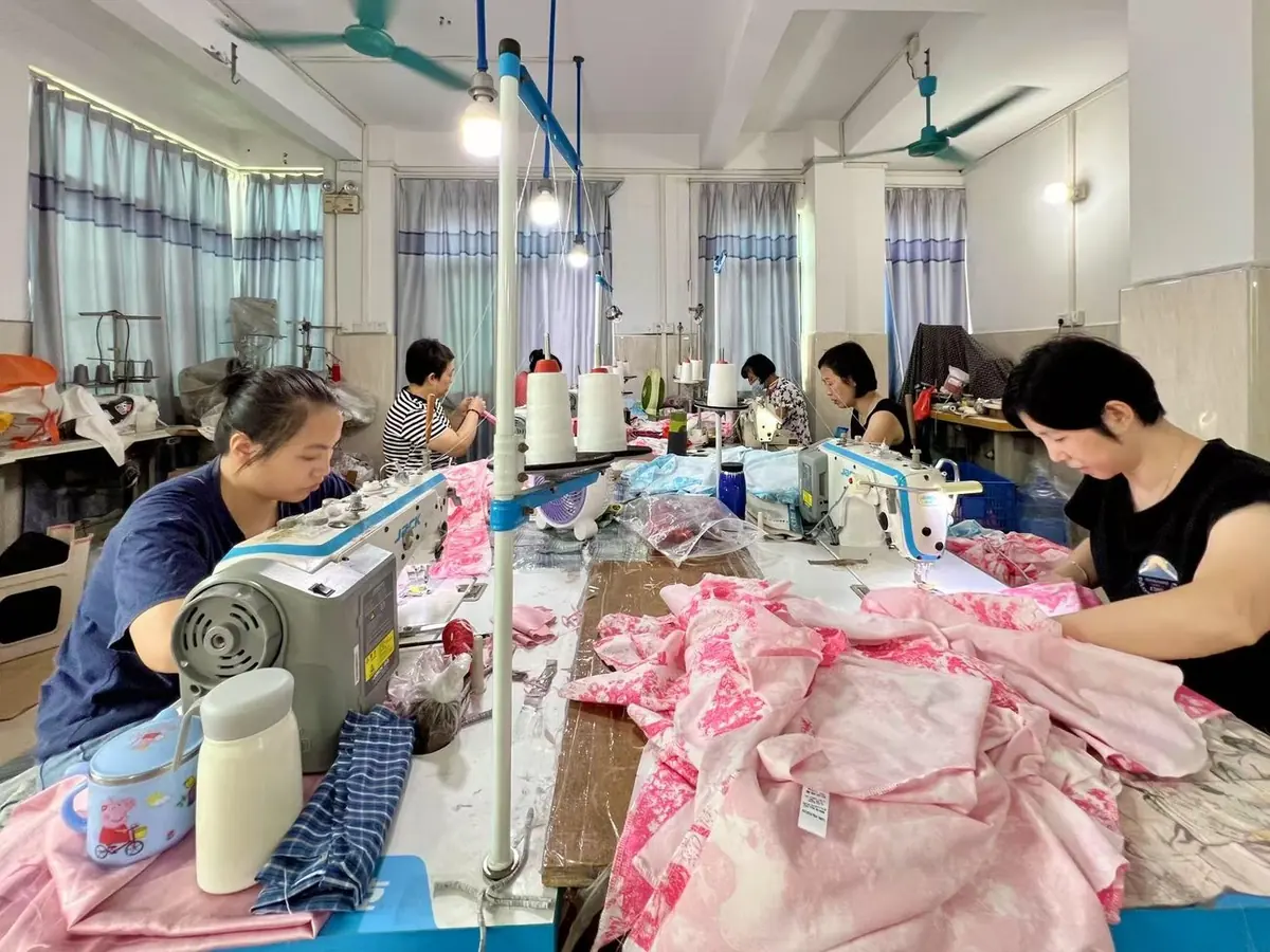 志祥服装生产车间全景